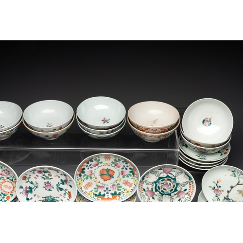 138 - An impressive collection of 53 Chinese famille rose saucers, dishes and bowls, 19th C.Dia.: 14 cm - ... 