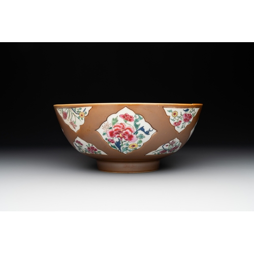 140 - A Chinese famille rose capucin-brown-ground bowl and two plates, QianlongDia.: 26 cm - H.: 11,5 cm (... 