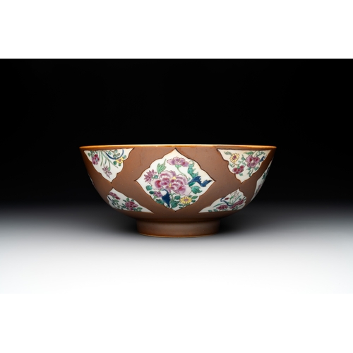 140 - A Chinese famille rose capucin-brown-ground bowl and two plates, QianlongDia.: 26 cm - H.: 11,5 cm (... 