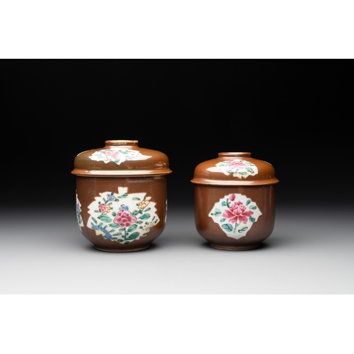 141 - 12 Chinese capucin-ground wares, Yongzheng/QianlongDia.: 22,5 cm (the plates) Dia.: 15 cm - H.: 7,3 ... 