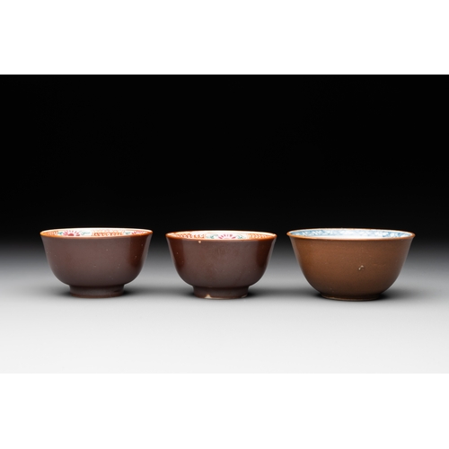 141 - 12 Chinese capucin-ground wares, Yongzheng/QianlongDia.: 22,5 cm (the plates) Dia.: 15 cm - H.: 7,3 ... 