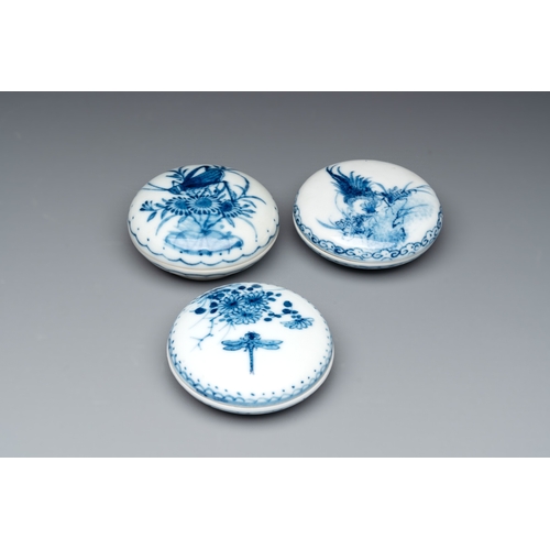 20 - Three Chinese blue and white seal paste boxes, various marks, RepublicDia.: 6,7 cm - H.: 2,9 cm (the... 