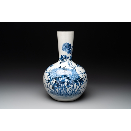 23 - A Chinese blue and white 'tianqiuping' 'peony' vase, Qianlong mark, RepublicH.: 39,2 cm... 