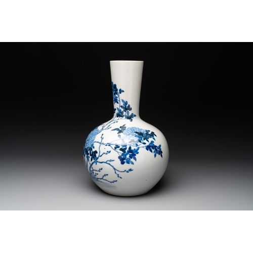 23 - A Chinese blue and white 'tianqiuping' 'peony' vase, Qianlong mark, RepublicH.: 39,2 cm... 