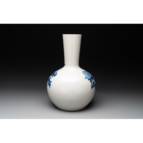 23 - A Chinese blue and white 'tianqiuping' 'peony' vase, Qianlong mark, RepublicH.: 39,2 cm... 