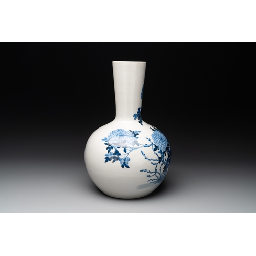 23 - A Chinese blue and white 'tianqiuping' 'peony' vase, Qianlong mark, RepublicH.: 39,2 cm... 