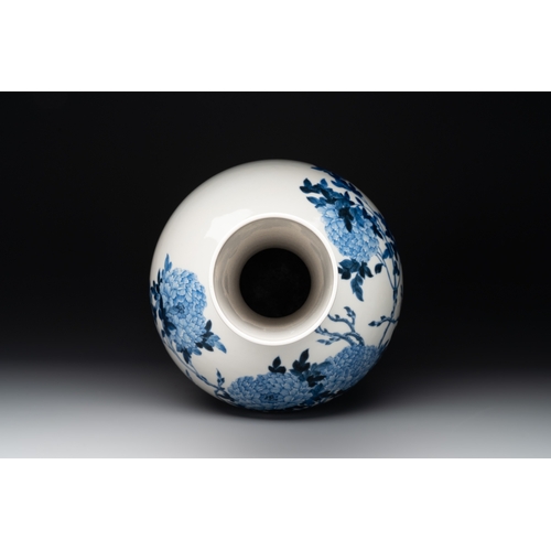 23 - A Chinese blue and white 'tianqiuping' 'peony' vase, Qianlong mark, RepublicH.: 39,2 cm... 