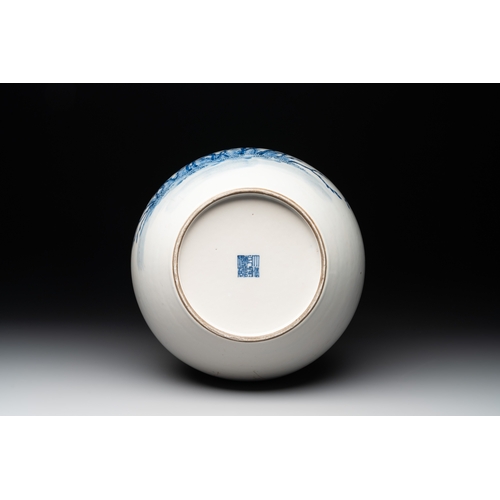 23 - A Chinese blue and white 'tianqiuping' 'peony' vase, Qianlong mark, RepublicH.: 39,2 cm... 