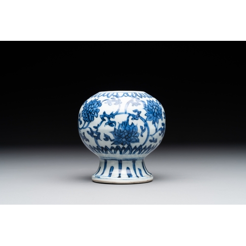 248 - A Chinese blue and white 'lotus scroll' vase, MingH.: 9,5 cm