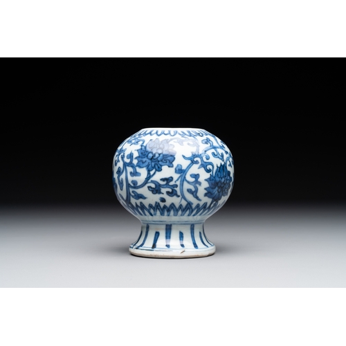 248 - A Chinese blue and white 'lotus scroll' vase, MingH.: 9,5 cm