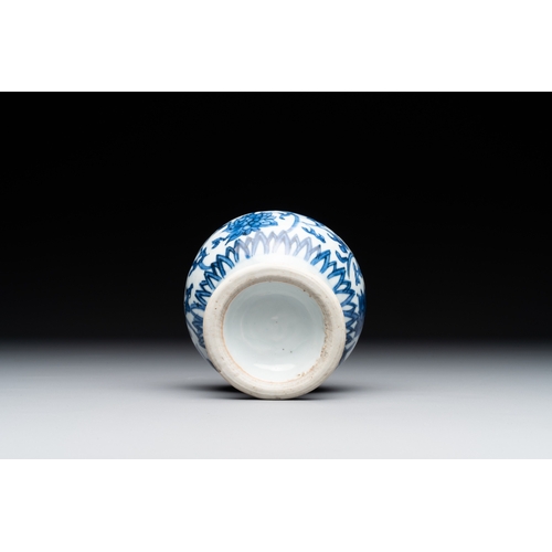 248 - A Chinese blue and white 'lotus scroll' vase, MingH.: 9,5 cm