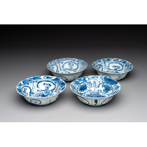 249 - Four Chinese blue and white 'kraak' 'klapmuts' bowls, WanliDia.: 14,5 cm - H.: 4,9 cm (the largest) ... 