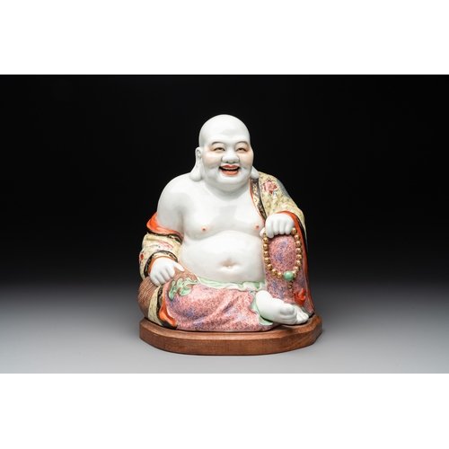 25 - A large Chinese famille rose Milefo Buddha on wooden stand, 20th C.H.: 34 cm (incl. stand)... 