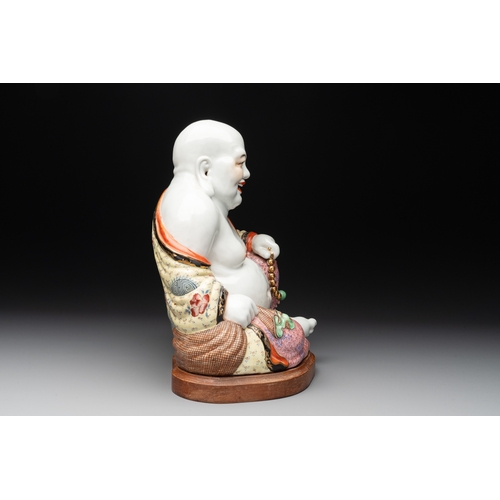 25 - A large Chinese famille rose Milefo Buddha on wooden stand, 20th C.H.: 34 cm (incl. stand)... 