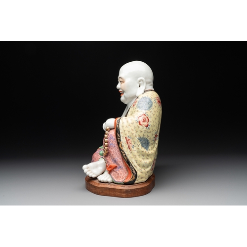 25 - A large Chinese famille rose Milefo Buddha on wooden stand, 20th C.H.: 34 cm (incl. stand)... 