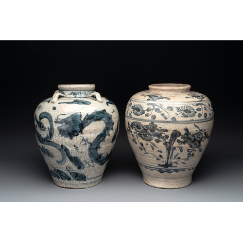 250 - Two Chinese blue and white Swatow jars with dragons and flowers, MingH.: 33,5 cm