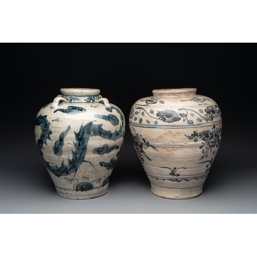 250 - Two Chinese blue and white Swatow jars with dragons and flowers, MingH.: 33,5 cm