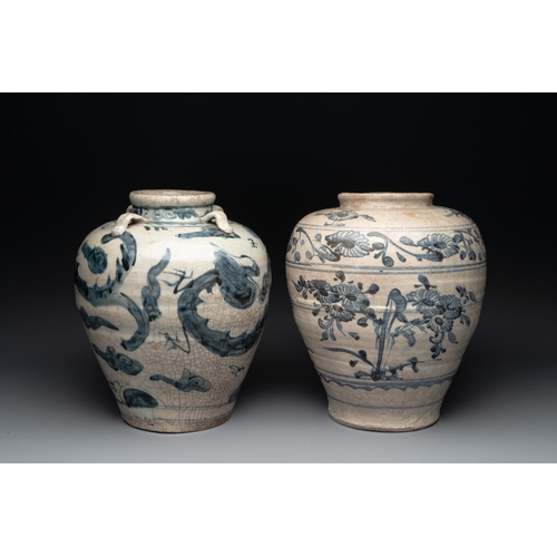 250 - Two Chinese blue and white Swatow jars with dragons and flowers, MingH.: 33,5 cm