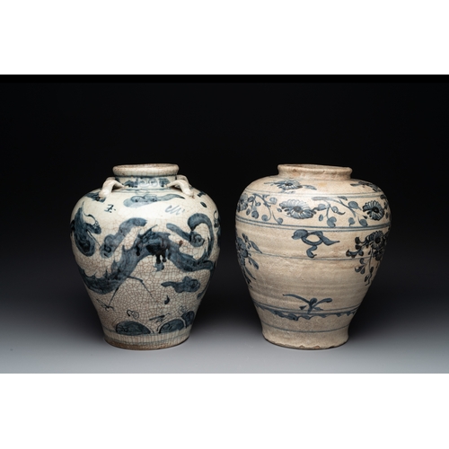 250 - Two Chinese blue and white Swatow jars with dragons and flowers, MingH.: 33,5 cm