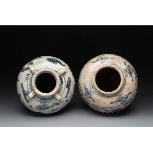 250 - Two Chinese blue and white Swatow jars with dragons and flowers, MingH.: 33,5 cm