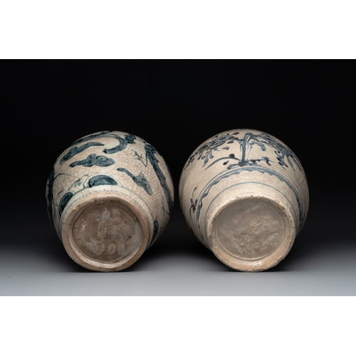 250 - Two Chinese blue and white Swatow jars with dragons and flowers, MingH.: 33,5 cm