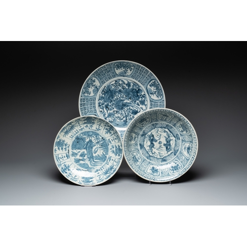 251 - Three Chinese blue and white Swatow dishes, MingDia.: 46 cm (the largest) Dia.: 35,9 cm (the smalles... 