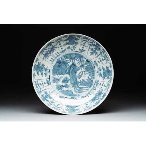 251 - Three Chinese blue and white Swatow dishes, MingDia.: 46 cm (the largest) Dia.: 35,9 cm (the smalles... 