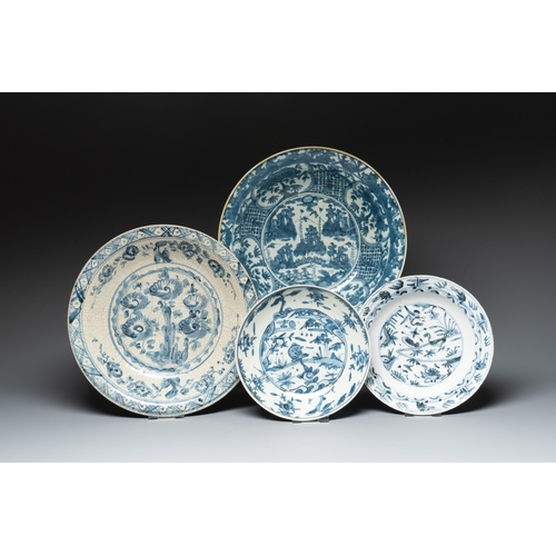 252 - Four Chinese blue and white Swatow dishes, MingDia.: 41,5 cm (the largest) Dia.: 28,3 cm (the smalle... 