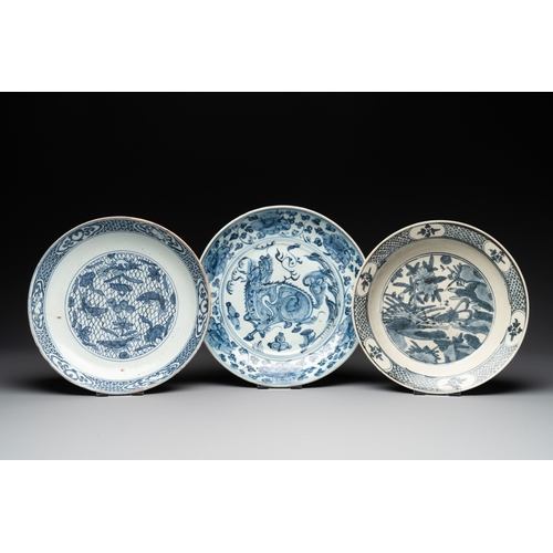 253 - Three Chinese blue and white dishes, MingDia.: 31,8 cm (the largest) Dia.: 28,6 cm (the smallest)... 