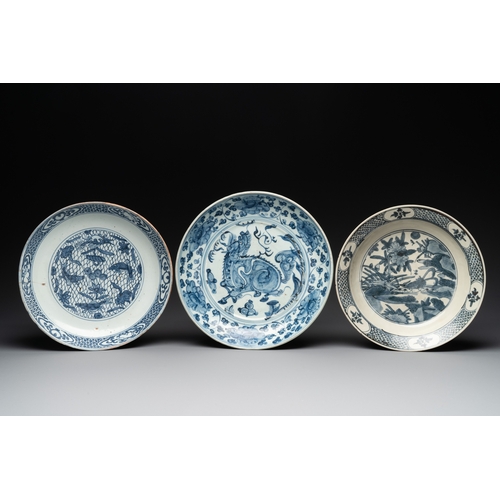 253 - Three Chinese blue and white dishes, MingDia.: 31,8 cm (the largest) Dia.: 28,6 cm (the smallest)... 