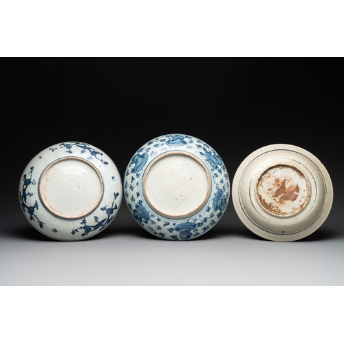 253 - Three Chinese blue and white dishes, MingDia.: 31,8 cm (the largest) Dia.: 28,6 cm (the smallest)... 