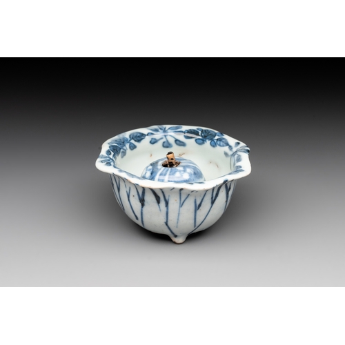 263 - A Chinese blue and white trick-cup, Transitional periodDia.: 8 cm - H.: 4 cm