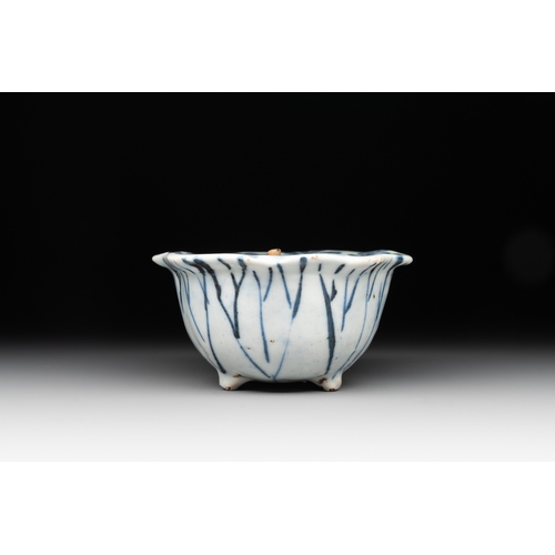 263 - A Chinese blue and white trick-cup, Transitional periodDia.: 8 cm - H.: 4 cm