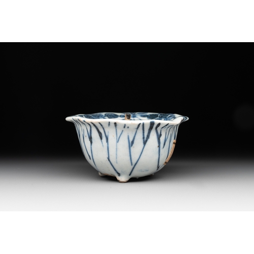 263 - A Chinese blue and white trick-cup, Transitional periodDia.: 8 cm - H.: 4 cm