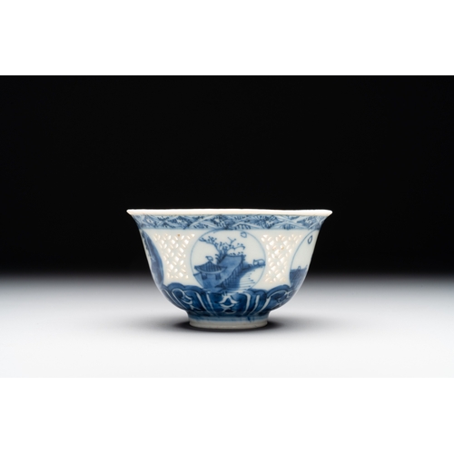 265 - A Chinese blue and white reticulated bowl, Transitional periodDia.: 9 cm - H.: 5,1 cm... 