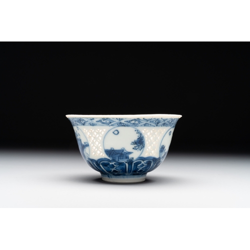 265 - A Chinese blue and white reticulated bowl, Transitional periodDia.: 9 cm - H.: 5,1 cm... 