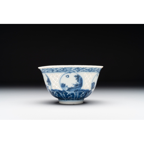 265 - A Chinese blue and white reticulated bowl, Transitional periodDia.: 9 cm - H.: 5,1 cm... 