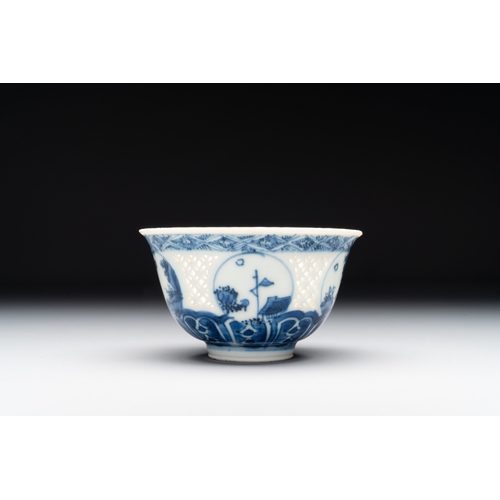 265 - A Chinese blue and white reticulated bowl, Transitional periodDia.: 9 cm - H.: 5,1 cm... 