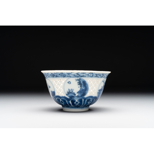 265 - A Chinese blue and white reticulated bowl, Transitional periodDia.: 9 cm - H.: 5,1 cm... 