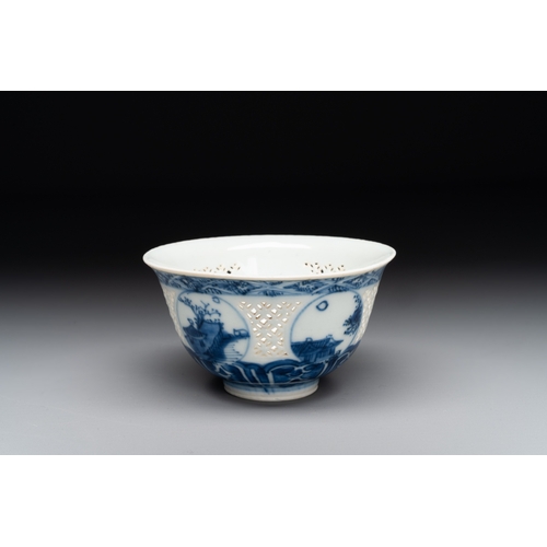 265 - A Chinese blue and white reticulated bowl, Transitional periodDia.: 9 cm - H.: 5,1 cm... 