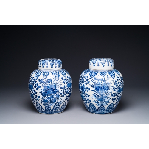 283 - A pair of Chinese blue and white ginger jars and covers with floral design, KangxiH.: 28 cm (incl. c... 