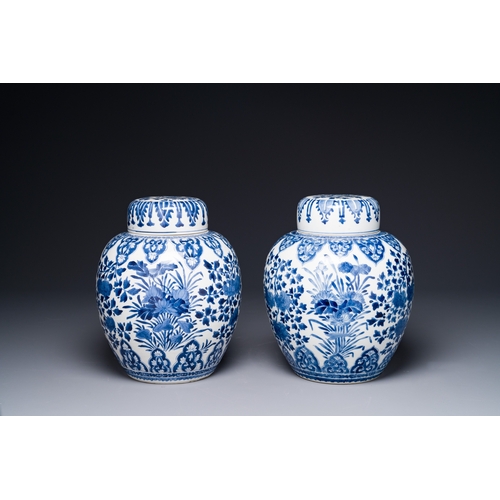 283 - A pair of Chinese blue and white ginger jars and covers with floral design, KangxiH.: 28 cm (incl. c... 