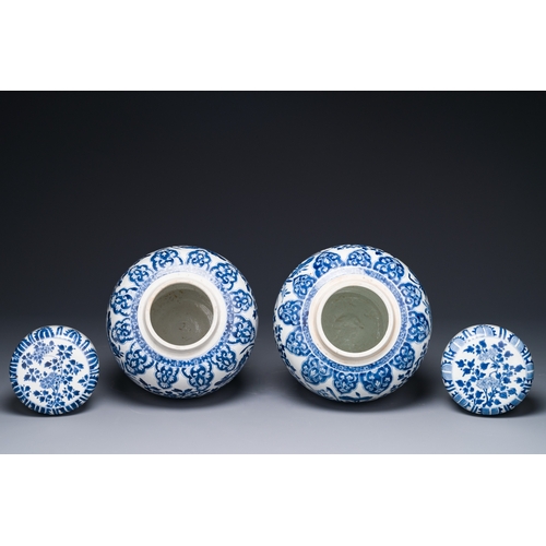 283 - A pair of Chinese blue and white ginger jars and covers with floral design, KangxiH.: 28 cm (incl. c... 