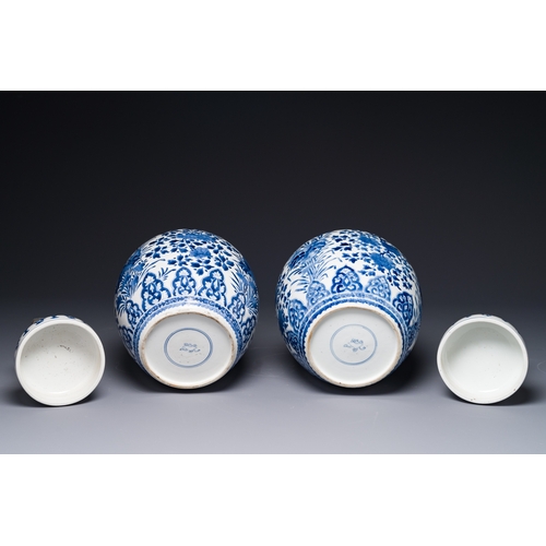 283 - A pair of Chinese blue and white ginger jars and covers with floral design, KangxiH.: 28 cm (incl. c... 