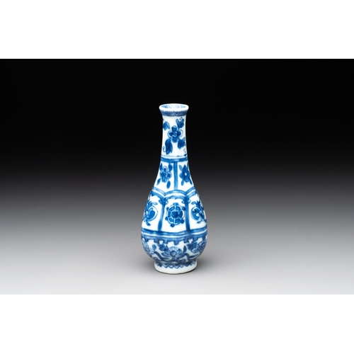 286 - A Chinese blue and white facetted bottle vase with floral design, KangxiH.: 11,4 cm 