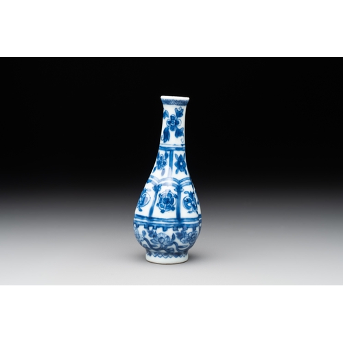 286 - A Chinese blue and white facetted bottle vase with floral design, KangxiH.: 11,4 cm 