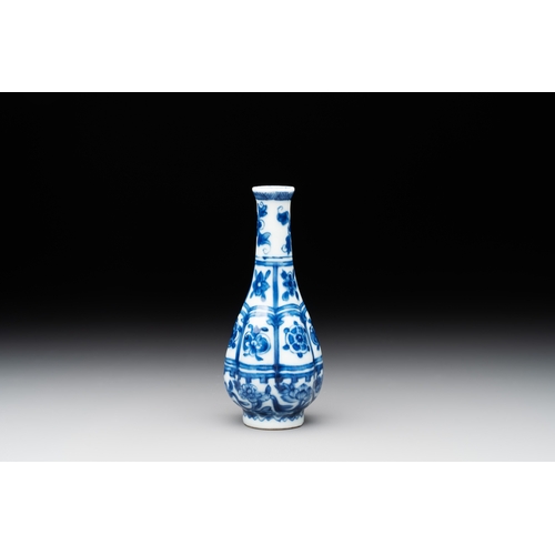 286 - A Chinese blue and white facetted bottle vase with floral design, KangxiH.: 11,4 cm 