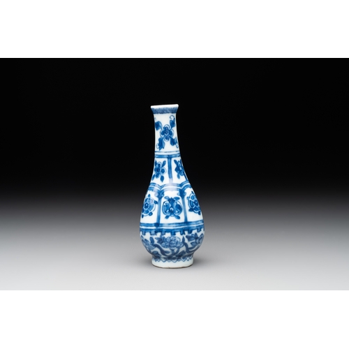 286 - A Chinese blue and white facetted bottle vase with floral design, KangxiH.: 11,4 cm 