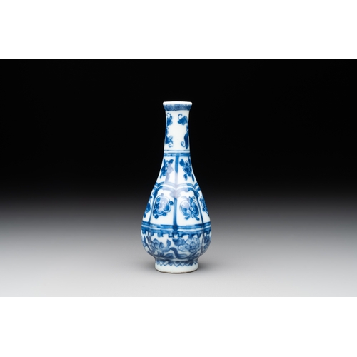 286 - A Chinese blue and white facetted bottle vase with floral design, KangxiH.: 11,4 cm 