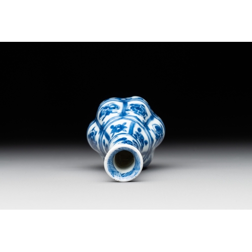 286 - A Chinese blue and white facetted bottle vase with floral design, KangxiH.: 11,4 cm 